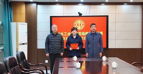 兩名女工患病，省上縣里都來慰問一一虹潤三重保障體系筑就員工幸福家